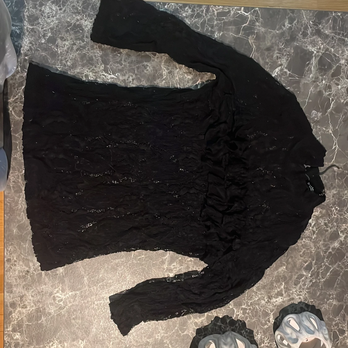 Svart spetsblus med volang från Sisters Point - 2