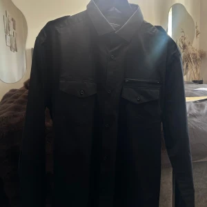 Riley skjorta - Riley skjorta i storlek L, nytt skick sparsamt använd med alla knappar kvar!