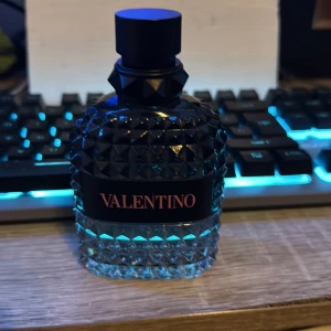 Valentino Born in Roma Uomo - Super god lukt, passar alla. Passar bra under vintern och vid alla tillfällen. Runt 60ml kvar. 600kr priset kan diskuteras, men håller mig runt detta pris eftersom det är rätt så mycket i burken.