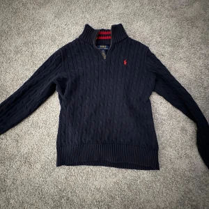 Ralph lauren tröja halv zip - Den är näst intill oanvänd. Jag köpte den och glömde att jag hade den så säljer den nu Priset kan såklart förhandlas!