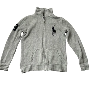 Ralph lauren zip tröja - En ralph lauren zip tröja i storlek L i barn. Skulle säga att den passar dig bra om du är runt 160-168.  DENNA MODELLEN HAR SLUTAT TILLVERKAS!!! [Svår att få tag på] pris kan diskuteras men skulle säga att det är rätt så rimligt. Hör av er vid frågor om vad som helst