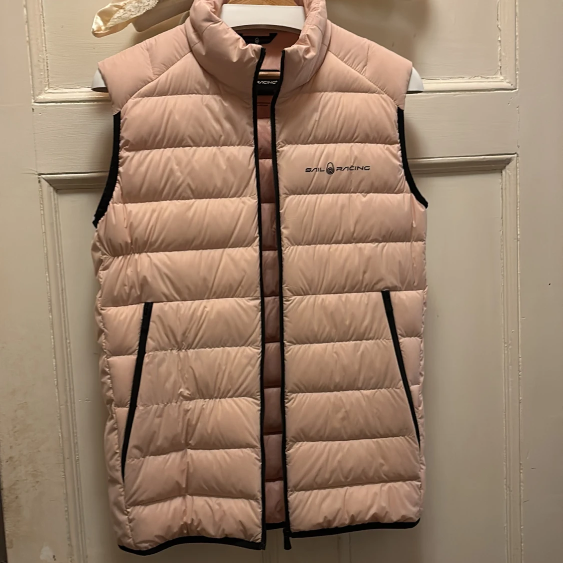 Ljusrosa väst från Sail Racing