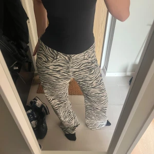 Zebra wide jeans Gina Tricot - Ett par supersnygga och trendiga jeans med zebra mönster från Gina Tricot! Storlek 42, men passar även en S/M om man vill ha en lågmidjad baggy look😇 Använda en gång