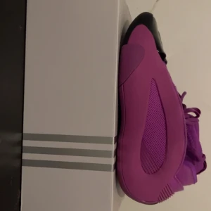 Harden Volume 8 - Harden Volume 8 en av de mest bekvämaste basketskorna. Känns som att man går i moln för hur sköna de är. Skorna har används i ett litet tag men funkar fortfarande jätte bra 👌😁