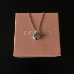 Edblad; Barley halsband i stål - Snyggt halsband från Edblad med ett blankt hjärtformat hänge i silverfärgat stål. Kedjan är tunn och stilren, perfekt för dig som gillar minimalistiska smycken.