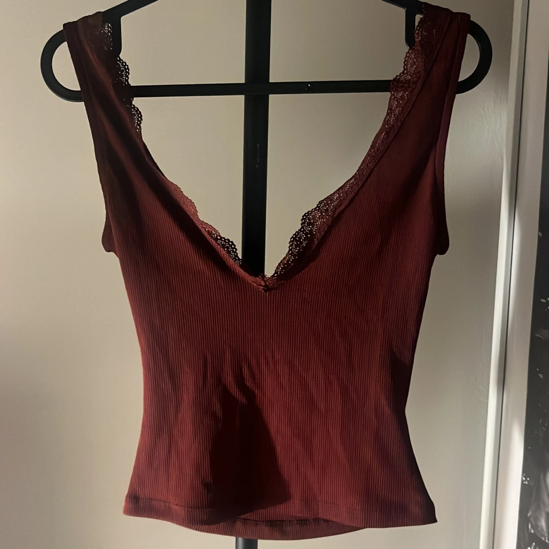 Vinröd ribbad linnetopp från NA-KD