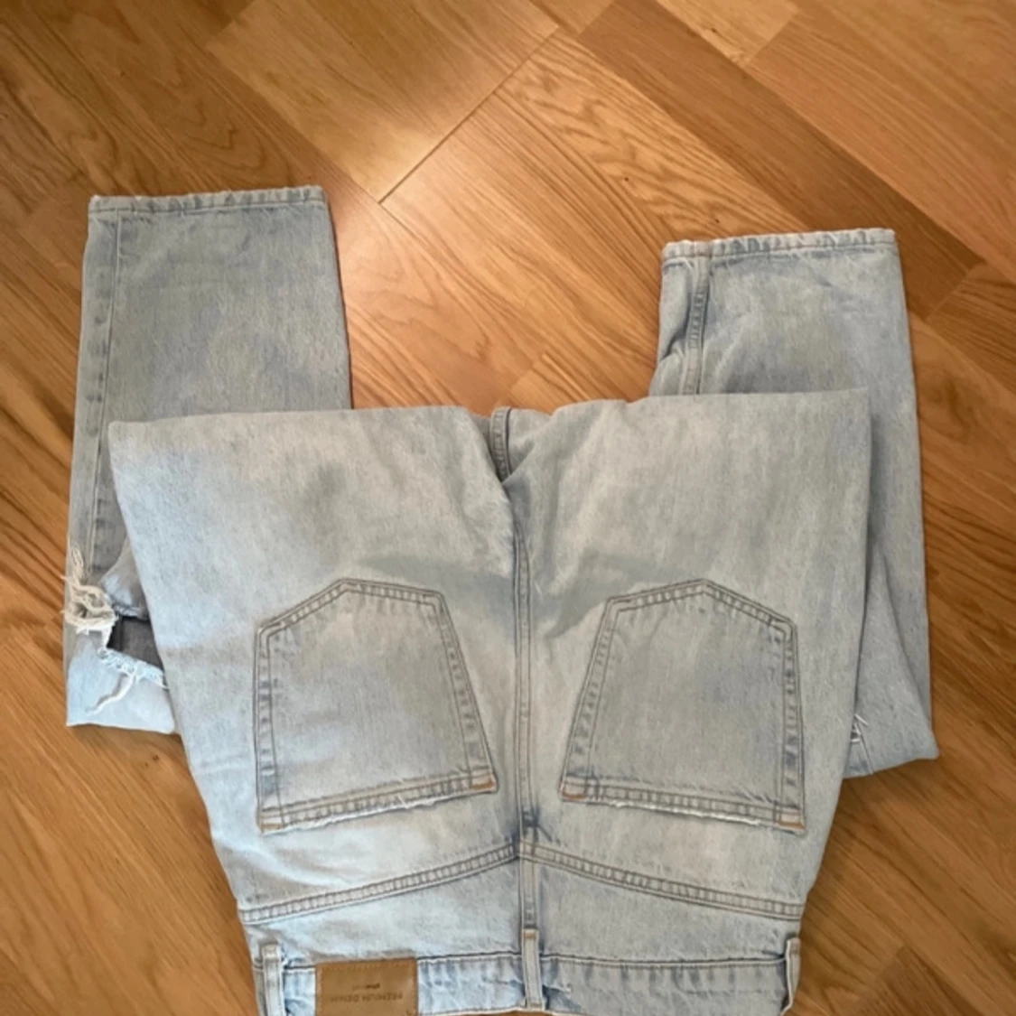 Ljusblå jeans med hål - 1