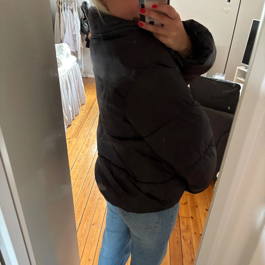 Svart pufferjacka med hög krage - 4