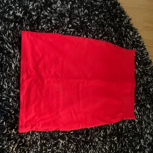 Röd tight kortkjol från BikBok - Säljer denna röda kortkjol från BikBok i stretchigt material. Använd 1 gång så som helt ny💗