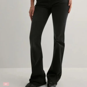 Svarta bootcut jeans med låg midja - Snygga svarta jeans med bootcut-modell och låg midja. Jeansen har klassisk femficksdesign, bälteshällor och stängs med knapp och dragkedja. Perfekta för dig som gillar en tidlös och trendig look. De är från only och använd ett fåtal gånger