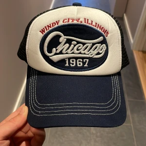 Chicago keps - Tja säljer en snygg chicago keps, skicket är 10/10. Den är knappt använd. Vi frågor är det bara att skriva.