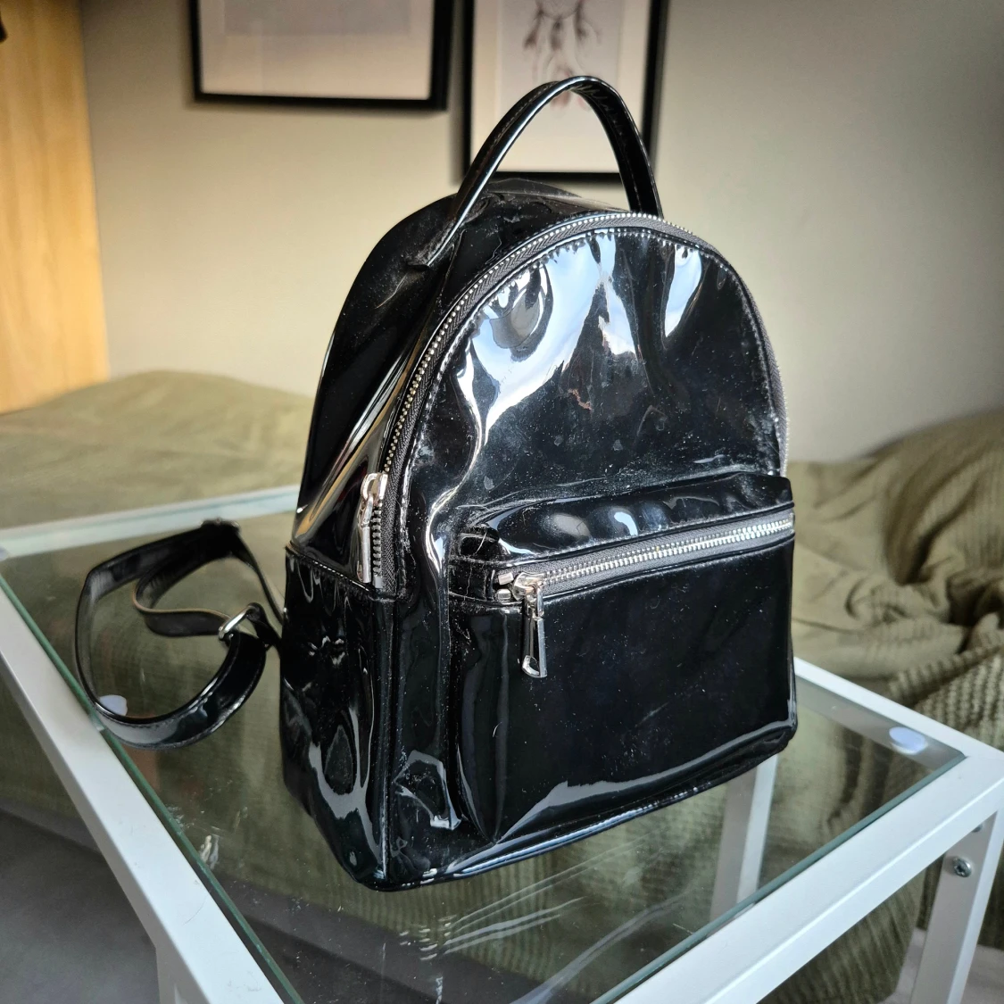 Svart glansig ryggsäck - 1
