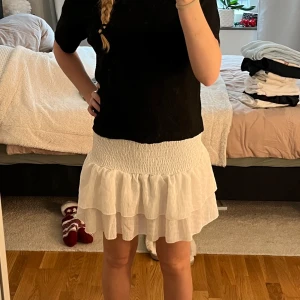 Vit mini volangkjol  - Oanvänd och snygg!!💕