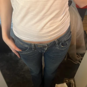 Lågmidjade blå jeans från LTB - Säljer ett par blå jeans från LTB med låg midja och klassisk femficksdesign. Helt nya använda typ 2 gånger så dem är för korta