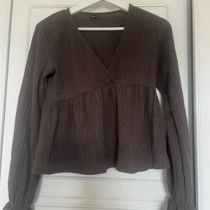 Brun blus - Jättefin brun blus från Gina i mycket gott skick🥰