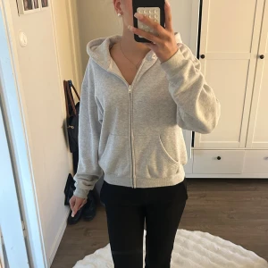Zip-hoodie från SKIMS - Jättemysig Zip-hoodie från Skims i mycket bra skick, knappt använd. Passar perfekt och är jätteskön att ha på sig! Köpt på Nk i göteborg!