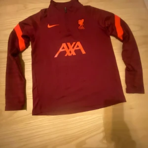 Liverpool träningshoodie - Najs och skön liverpool tröja, storlek 147-158, autentisk.