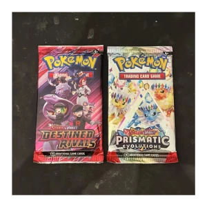 Pokémon Scarlet & Violet 8 st Booster Packs  - Samling med 6 olika Pokémon Scarlet & Violet och 8st booster packs: Destined Rivals, Prismatic Evolutions, Mega Evolution (fyra varianter), White Flare och Black Bolt. Perfekt för dig som vill utöka din samling eller spela med vänner! Varje paket innehåller 10 spelkort.