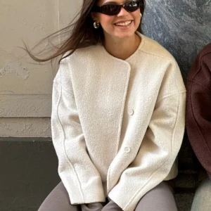 Beige/vit kappa från Nelly  - Fin kappa från Nelly som är helt slutsåld. Skriv för fler bilder. Storlek xs men passar även s, knappt använd. Nypris 799kr