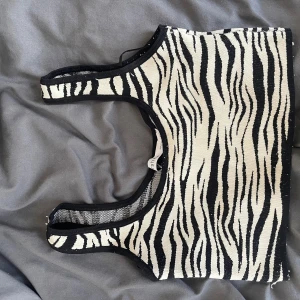 Zebramönstrad croppad topp från Bershka - Tränning top som man även in använda under kavajen!!!