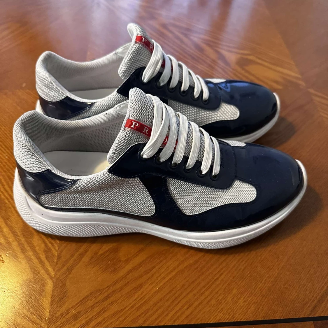 Prada sneakers i blått och vitt - 2