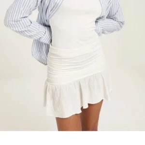 Nelly volangkjol - Vit volangkjol från Nelly. Aldrig använd. Storlek 38. 