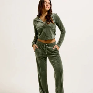 Juicy Couture gröna mjukisbyxor & tröja - Mörkgröna mjukisbyxor från Juicy Couture i mjuk sammet med strassdetaljer och logga bak. Byxorna har normal passform, dragsko i midjan och raka ben. Perfekta för en chill och trendig look.
