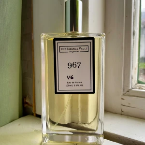 The Essence Vault 967  - Parfym från the Essence Vault. Nr 967 - inspirerad av Vanilla S*x. Nyskick, endast testad, jättefin doft men passade inte mig. 🧡