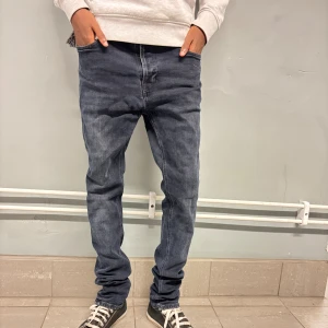 Mörkblå Nudie Jeans Slim Fit - Säljer dessa feta slim fit Nudie jeans. Jeansen är uttvättade i moddelen. Så det är en lite coolare svart färg. Pris kan diskuteras.