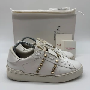 VALENTINO ROCKSTUD - Valentino rockstud - Skick: 8,5/10 - Storlek 36,5 sitter som 37 - Tillbehör: Enbart skorna - Nypris 7700kr - Hör av dig vid minsta fundering