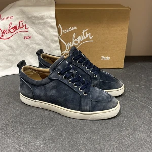 Christian Louboutin skor - Säljer ett par super snygga och unika Christian louboutin skor. Modellen heter Rantulow. Skick 8,5/10. Har verkligen tagit hand om dom och inga defekter eller sådant. Stor 40 storlek så sitter som 41. Box och dustbag kommer med vid köpet. Skriv för frågar eller fler bilder. 