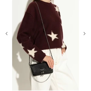 Zadig&Voltaire väska  - En äkta Zadig&Voltaire väska i den mindre modellen. Har tyvärr tappat bort äktahetsbeviset och påsen väskan kom i,  men det är äkta då jag köpte den på Zalando. Jag köpte den för 3300kr för ca 3-4år sedan, men den ända defekten på väskan visas på sista bilden. På dragkedjan på baksidan har den tappat lite färg men inget man tänker på. Annars är den som ny💕
