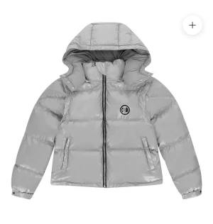 GRAFFITI PUFFER JACKET - GRAY - Snygg grå vinterjacka som var förliten för mig, därav är den i nyskick. Köptes för 2000, pris kan diskuteras🤩