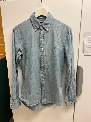 Ralph Lauren Skjorta Blå - Hej! Säljer nu denna väldigt snygga Ralph Lauren Skjortan.  Storlek S Small  Färg: Blå Skick: Mycket gott – endast använd vid enstaka tillfällen  Skickas spårbart eller hämtas upp efter överenskommelse. Vid intresse – hör gärna av dig.  Skriv vid frågor eller ifall du vill ha fler bilder:)