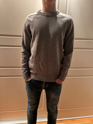 Stickad tröja Select homme  - En mysig tröja från select homme!! Bra skick. Nypris 1000kr mitt pris 249kr. Modellen är 180kg och väger 69kg. Skriv vid minsta fundering mvh Lysekilsgarderoben. 