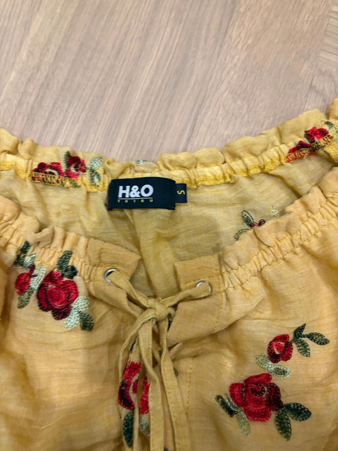 Gul blommig croppad blus från H&O - 1