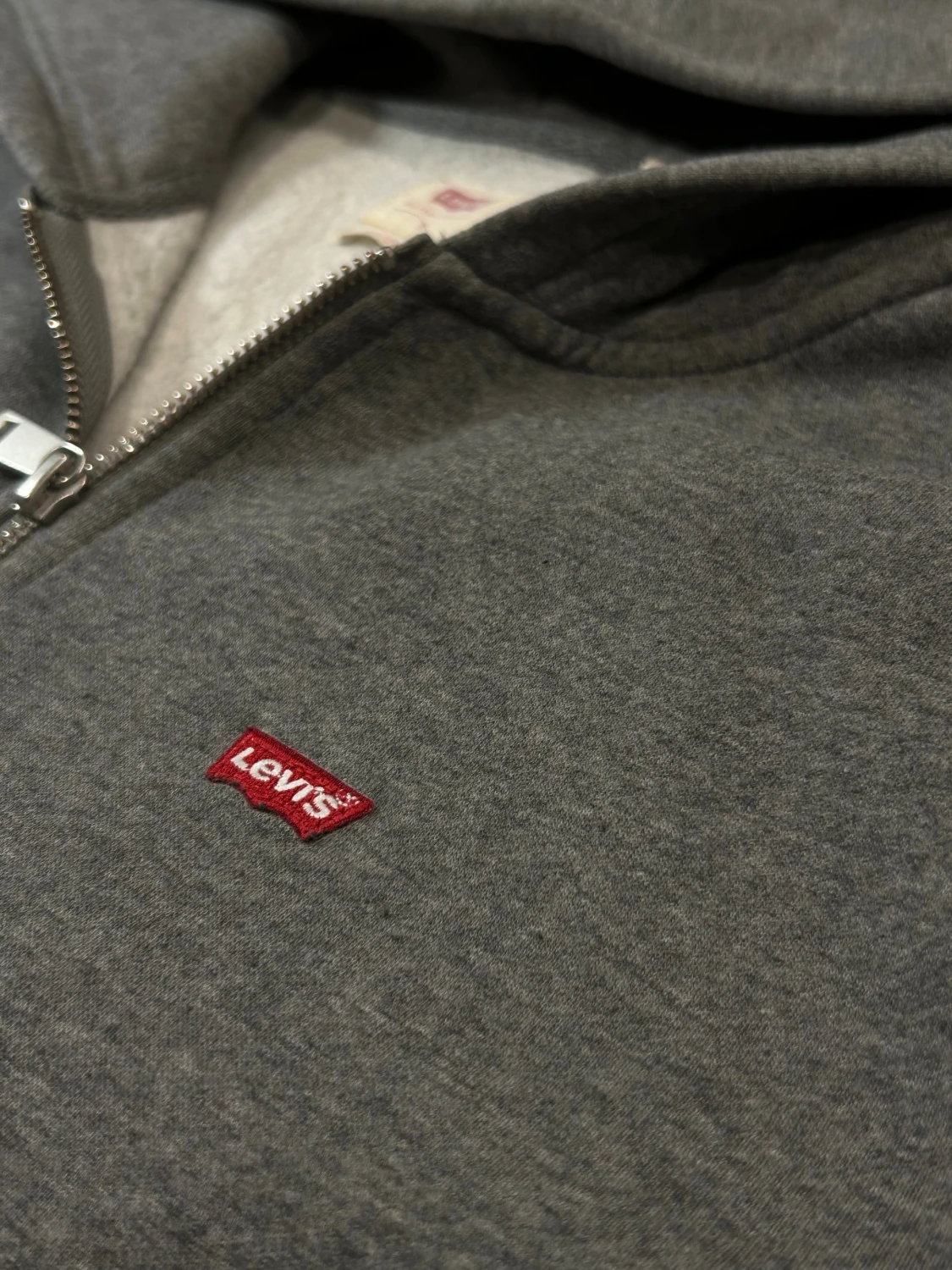 Grå hoodie från Levi's med dragkedja - 2