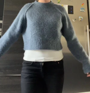 Blå croppad stickad tröja - Säljer denna croppade tröjan från Zara. Tröjan sticks ingenting alls och har ett mjukt och skönt kavlite. Super snyggt för lager på lager outfit.💞🫶