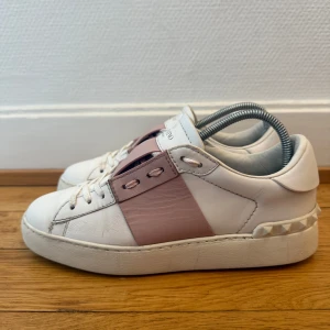 Valentino open sneakers - Säljer nu dessa fina valentino skor | Väldigt fint skick | Storlek 36 | Kommer med extra nya snören och kvitto | Hör gärna av er vid frågor eller funderingar 