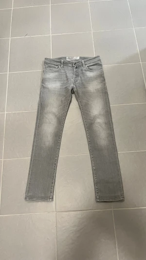 Jacob Cohen Jeans - Säljer dessa riktigt feta Jacob Cohen jeans som knappt blivit använda‼️‼️‼️ Jeansen har en väldigt fin grå färg med fina fades och de är i princip i nyskick‼️‼️‼️ Jeansen är i storlek 32✅Pris kan diskuteras✅Hör av er vid frågor✅🤗
