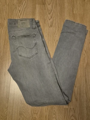 Jack and jones jeans - Schyssta jack and jones jeans med en liten fläck på ena fickan. I övrigt fint skick.          Hör av dig vid frågor!