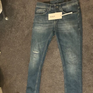 Dondup jeans George  - Storlek 30, tags tillkommer. Helt nya ej använda.  Pris går bara att diskutera vid snabb affär