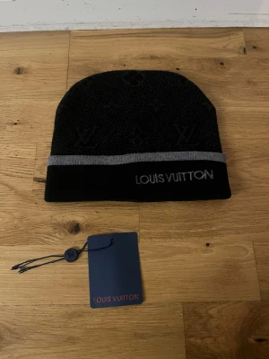 Mössa med mönster - svart mössa som är varm och perfekt för vintern i gott skick. Skickas inom 12 h efter beställning.