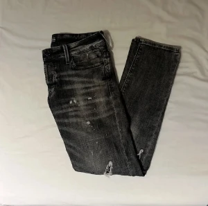 Jack and Jones jeans - Slimfit - slitningar  - Feta oanvända Jack and Jones jeans med slitningar. W31 L32