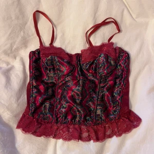 Topp  - Jätte söt korsett liknade topp med spets  köpt på loppis men är från Kappahl. Skulle gissa storlek S och kupan är B 75. Bra skick ❤️