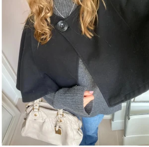 Poncho kappa - Jätte snygg poncho kappa som köptes här på Plick, perfekt till att slänga över en tröja. Lånad bild men det är bara att fråga om ni vill ha fler bilder eller om du har någon annan fråga💕💕