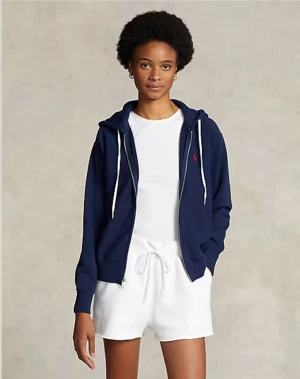 Marinblå zip up hoodie från Polo Ralph Lauren - Säljer en marinblå hoodie från Polo Ralph Lauren med dragkedja, vit snörning i huvan och röd broderad logga på bröstet. Tröjan har känguruficka och är i mjuk bomull, perfekt för chill dagar. Klassisk och stilren modell. Orginal pris: 1300kr.