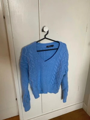 Blå stickad tröja - Jättefin blå stickad tröja, mycket fint skick!  Kolla gärna in min profil då jag säljer massor av kläder superbilligt! Tveka inte att höra av dig om du har frågor💕