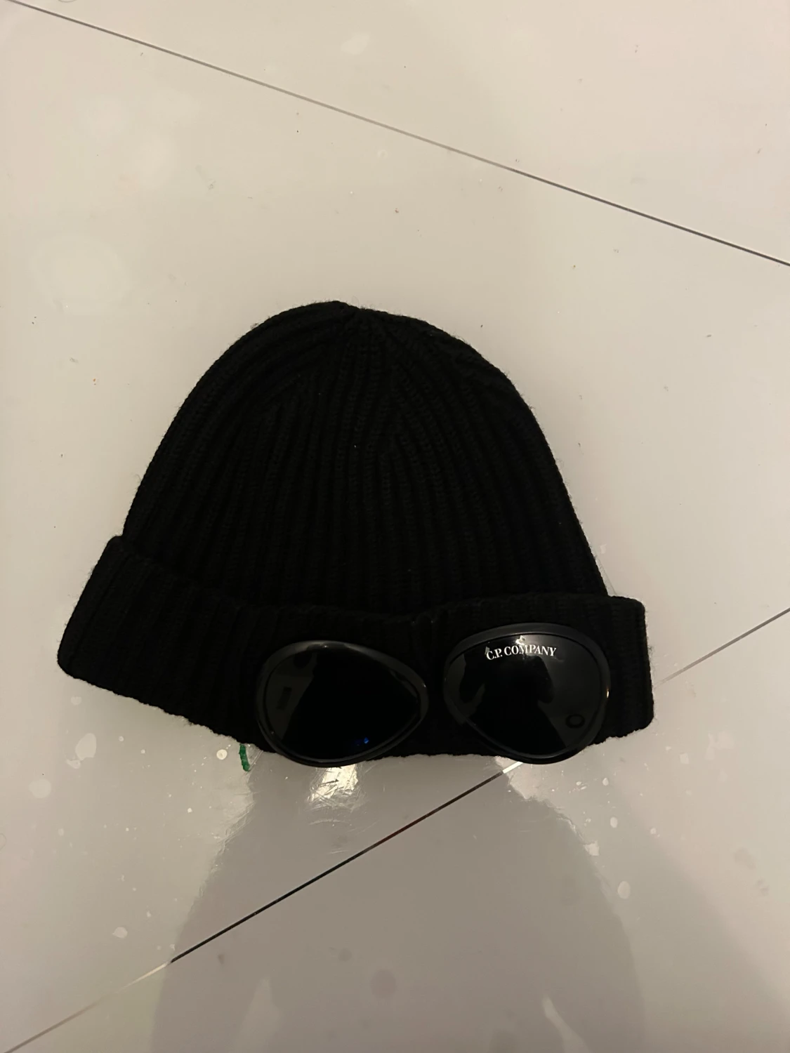 Svart C.P. Company mössa med goggles