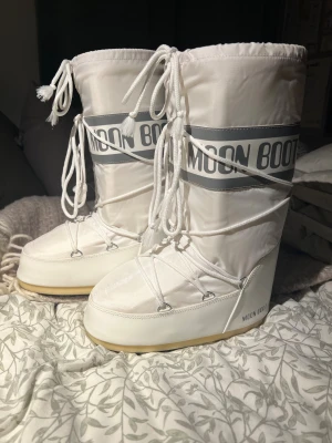 Nya vita moon boots! - Helt nya vita moon boots!! Helt oanvända, inga fläckar. Strl 39-41 men passar mig som har 38 (tror de passar 37-41). Nypris 1600